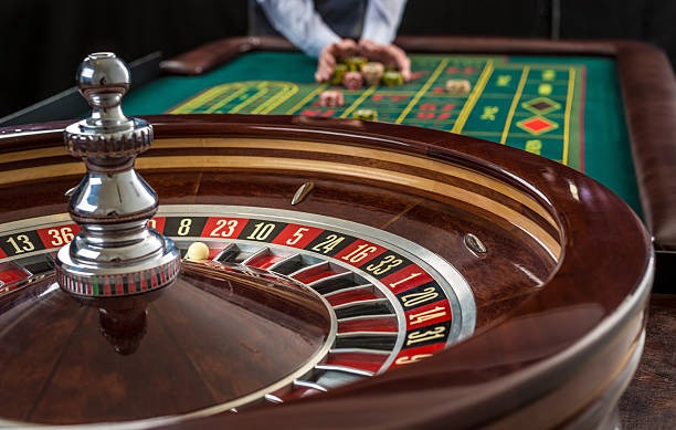 AduQ card dealer live streaming at funslot